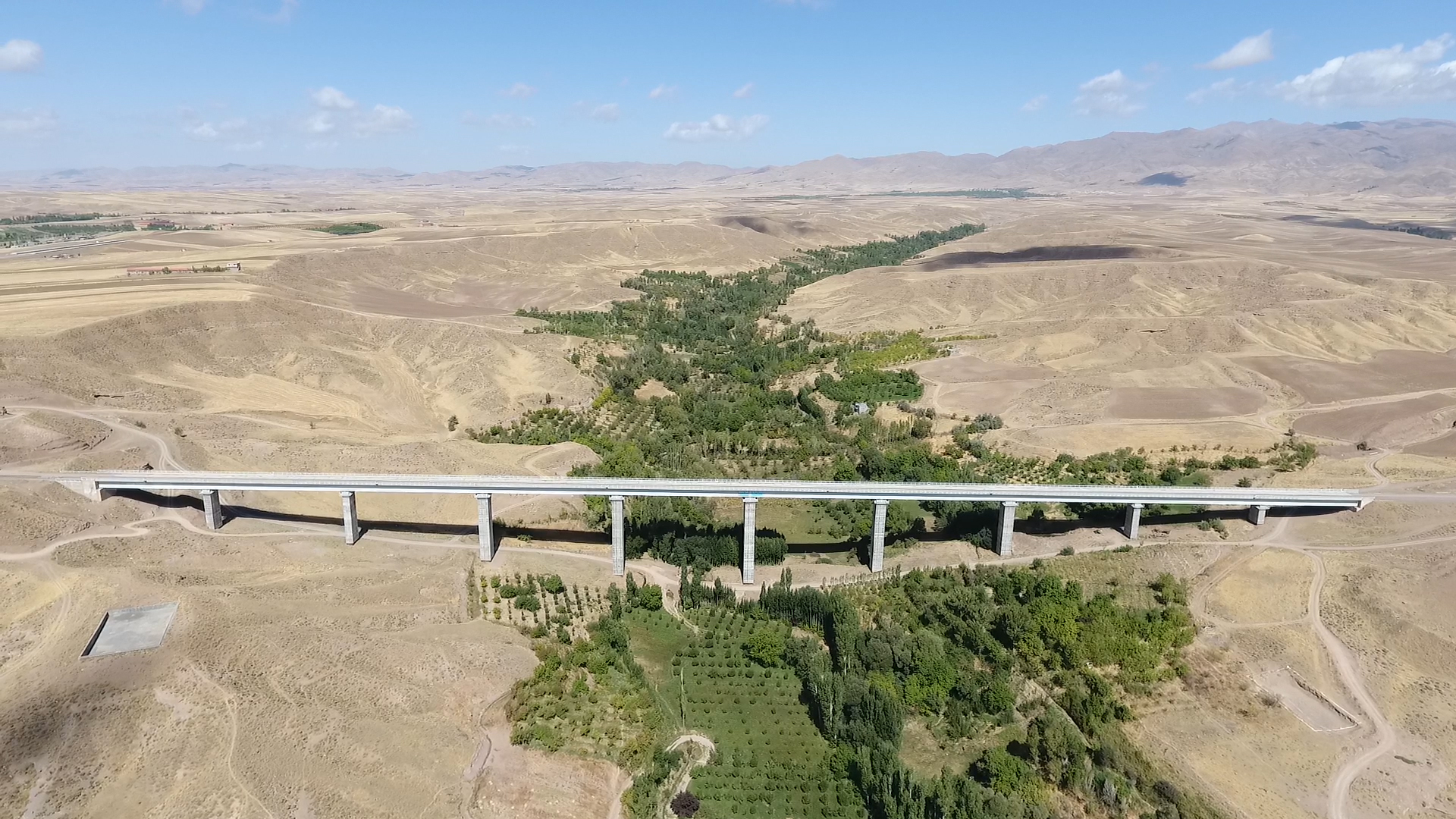 عملیات زیر سازی و احداث قطعه سوم راه آهن میانه - بستان آباد - تبریز